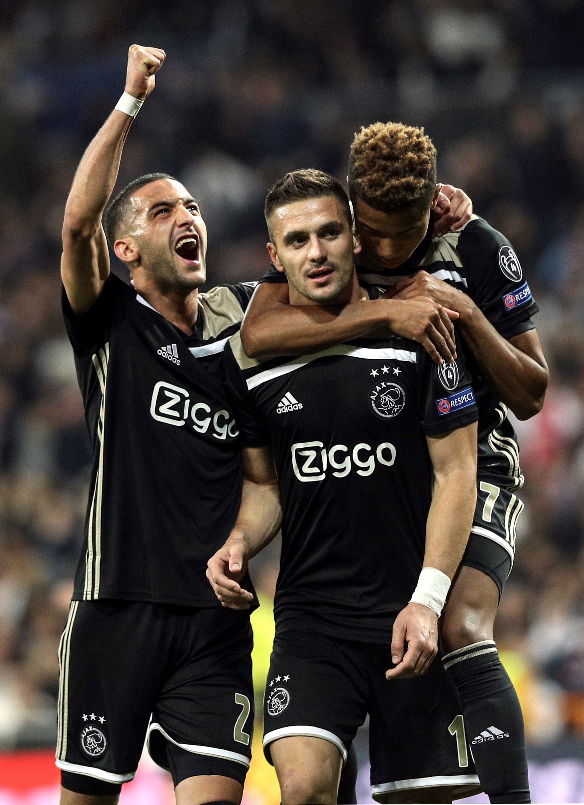 包含今晨欧冠焦点战，阿贾克斯刷新队史纪录，赛场秩序良好，更衣室氛围转暖的词条